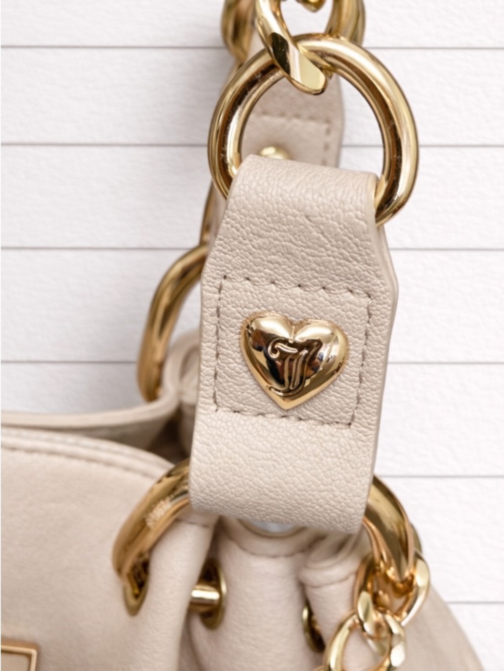 Juicy Couture Beige Shoulder Bag with Gold Hardware and Heart Charm - Picture 5 of 12